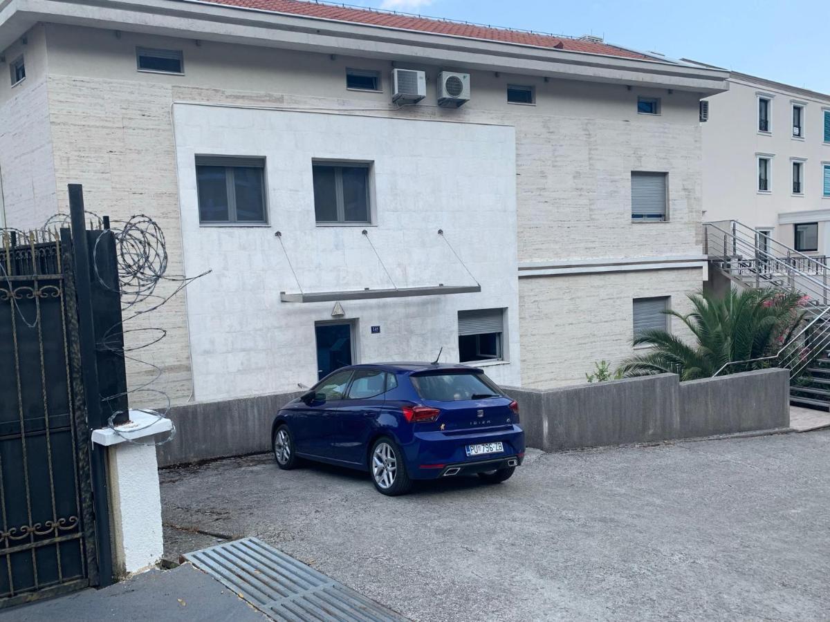 Apartment With Swimmingpool, Seaview And Large Terrace, 1St Floor, Min 2 Persons Dobrota Exterior photo